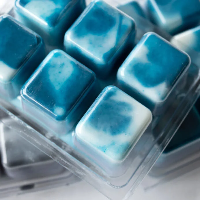 White and blue tie dye wax melts in a 6 pc clamshell.